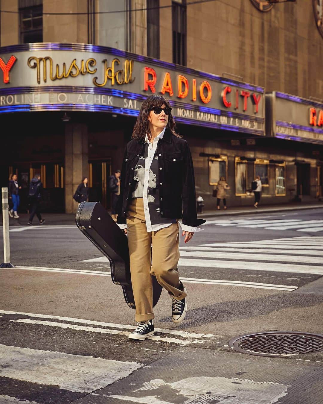 トッドスナイダーのインスタグラム：「Meet Shonda, GM of our Rockefeller Center store, who has a style she makes uniquely her own.  Shonda wears the Italian Suede Suede Dylan Jacket, Relaxed Selvedge Chino and our TS X Savant Studios “Lady Day” Oxford.  #TeamTS」