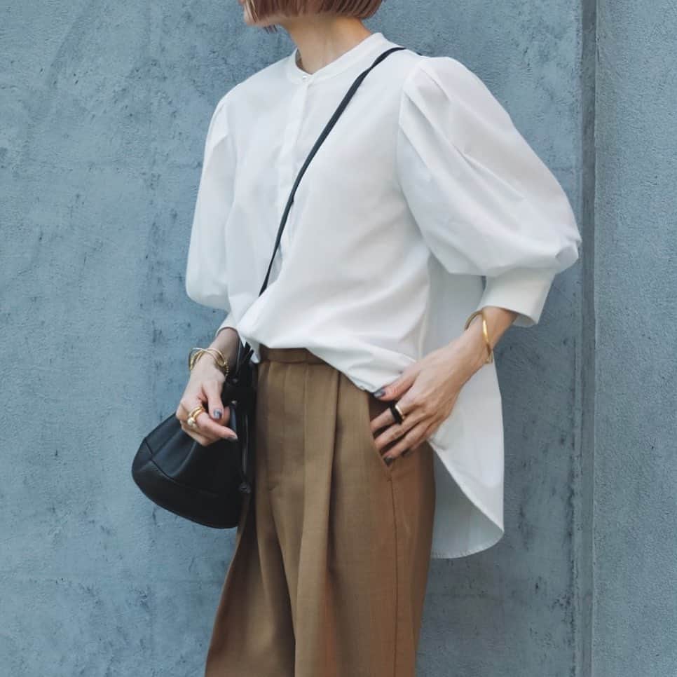 のインスタグラム：「⁡ バンドカラーに一番上のボタンだけパール♡ ほどよいボリュームのパフスリーブが やりすぎ感なくて好きなポイント♡ ⁡ 今日はカジュアルに着ていたけど 裾を全部インするとキレイめにも✨ ⁡ @urs_official の #バンドカラーパフスリーブブラウス です♡ ⁡ 深いネイビーと 爽やかなライトブルーもあったよ♪ ⁡ ⁡ ⁡ ⁡ #coordinate#ootd#urs_official#urs_styling#lohen#jilsander#ysaccs#ユアーズ#白シャツ#白ブラウス#白シャツコーデ#パフスリーブ」