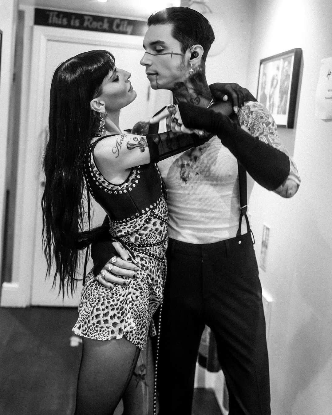 アンディー・ビアーザックのインスタグラム：「“..when I'm old I'll look at you and know The world was beautiful”   @lilithczar 🖤  📷 @blueedgecompass」