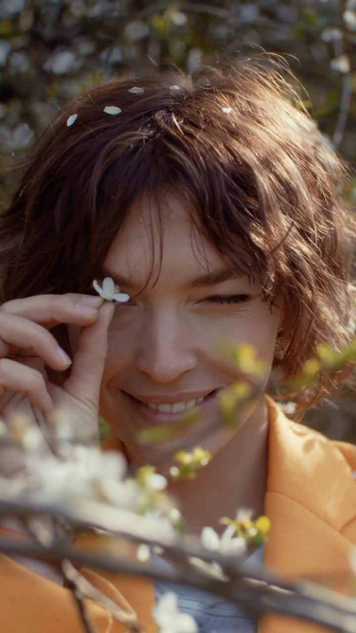 アリゾナ・ミューズのインスタグラム：「Happy Earth Day! 🌎 I love my job.  Just like skin, soil is a living, breathing ecosystem, many of us go through life unaware of its importance…and this is what we are shining a light on today on Earth Day.   I spent a glorious day at @weledauk’s Demeter-certified Biodynamic gardens in Derbyshire, and spoke with @marieclaireuk’s wonderful @lisaoxenham about our mission at @dirt.charity to change the perception of soil and the vital role it plays in our ecosystem, and the story of our exciting campaign to protect soil with @weledauk.  Production Director @aaronelviskyle_director Director + Writer @lisaoxenham Cameraperson @l.a_white Editor in Chief @andreacanwrite  MUA @rachelsingerclark  Producer @grace.warn  Editor @cinematiccollective Location @weledauk  #EarthDay #EarthMonth #SaveEarthsSkin」