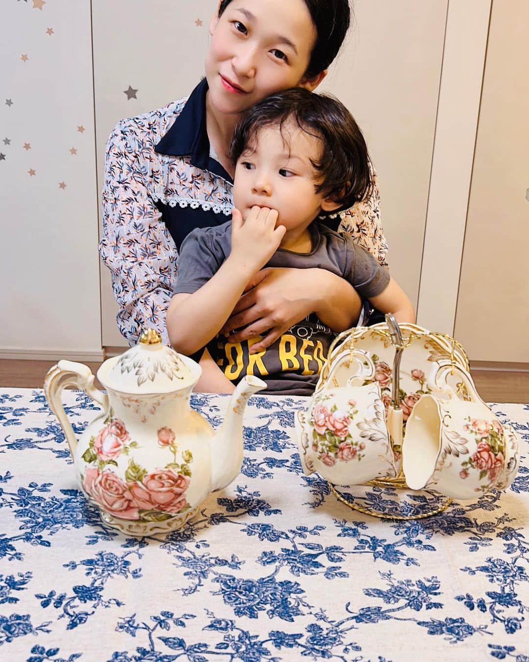 世手子さんのインスタグラム写真 - (世手子Instagram)「Enjoy a nice cup of tea🫖☕️ table coordination is fun（＾ω＾） Parenting needs healing time😂 @sheinofficial  @shein_japan で #テーブルコーディネート 🌟  💐Floral Print Lace Trim Tablecloth 🆔 10351632 陶器を思わせるブルーが素敵（＾_＾） 花柄大好きすぎる(*ﾟ∀ﾟ*)  💐 Flower Print Pom Pom Decor Bedspread Set 🆔 9148697 綺麗に収納できて便利(*ﾟ∀ﾟ*) 優雅なティータイムが過ごせました(*´∀｀*)  SHEINに行って超お得な生活シリーズをゲットしてみてね(〃ω〃) SHEIN Home&Livingでエレガントな #アフタヌーン でした✨ お得なクーポンあるのでぜひ使ってみてみてー^_^  🌟クーポン 🎈Coupon Code：   SNC6045   (extra 15%~20% off, valid until 6/30) お買い上げ金額1～5,999円までは15%OFF、6000円以上は20%OFFになるよぉ(o^^o) 　 #SHEIN#SHEINhome #クーポンコード #クーポン情報  #クーポン配布中  #シーインクーポン  #ドタバタ育児  #二児のママ  #2児育児 #赤ちゃんのいる暮らし  #3歳男の子 #3歳差育児  #二児の母 #二児ママ  #ママシンガー  #二児育児 #2児ママ #2児のママ #赤ちゃんのいる生活」4月22日 23時18分 - rojide