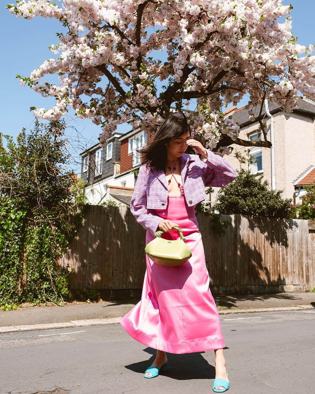 スージー・ロウさんのインスタグラム写真 - (スージー・ロウInstagram)「Blossoming Bou @ganni ‘s new recycled leather bag」4月22日 23時27分 - susiebubble