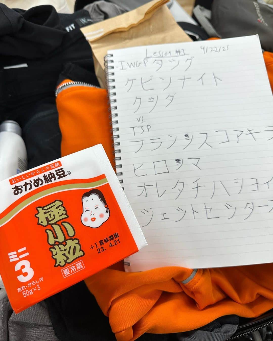 KUSHIDAのインスタグラム：「JET SETTERS japanese study guide📓#3  Kevin could write his name in Japanese.  But he seems to have difficulty writing "tsu" and "shi".  Tenzan-san, who was our partner today, couldn't read the Jetsetters（ジェットセッターズ）😂😂😂 I gave Kevin some Natto.  Probably He will try it tonight. @jet2flyy  #おかめ納豆  #JETSETTERS  ケビンは日本語で自分の名前を書くことができた。アルファベッドを書くのがそもそも危ういという説もあるが、まぁとにかく”ツ”と”シ”を区別するのが難しいようだ。きょうタッグを組んだ天山さんはジェットセッターズと読むことはできなかった。納豆をあげた。今夜彼はそれを試すだろう。  @njpw_global」