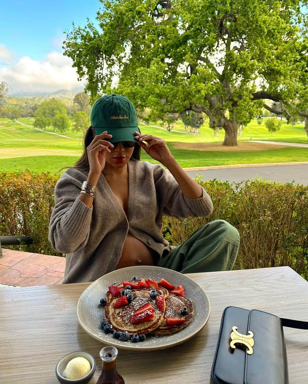 ジュリー・サリニャーナさんのインスタグラム写真 - (ジュリー・サリニャーナInstagram)「My only real pregnancy cravings have been all kinds of pancakes and anything sweet like pastries, ice cream & dessert! 🥞 🤭  My pregnant ladies- what have your cravings been? Share! #ojaivalley」4月23日 0時05分 - sincerelyjules