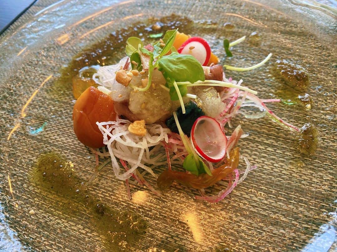 のインスタグラム：「美味しい物を沢山食べて 可愛い姪っ子のお世話し 家族にはいつも以上に世話になり 明日石垣島へ戻ります🌴✈️❤️ 京都もやっぱりいい🇯🇵👘🥢⛩️ ご飯のクオリティ高めだし😽 母のご飯も美味しいし🦥🦥🦥 でも石垣も大好き🪸🌊🐠🍍 #中華料理 #創作料理 #中華  #カルパッチョ #kyoto #京都 #ささひはさ島 #ishigaki #サラダ #前菜 #楼蘭」
