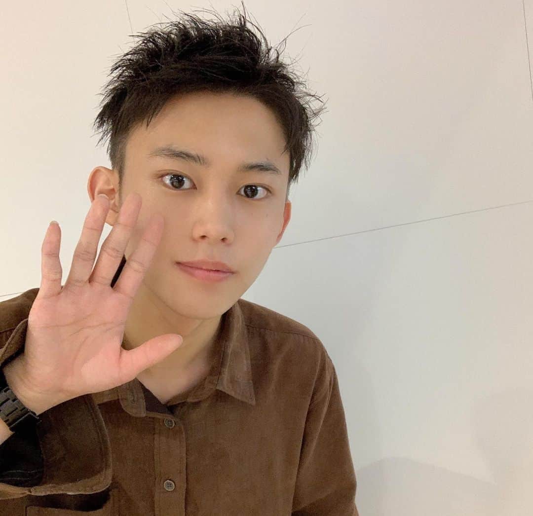 HARUKIさんのインスタグラム写真 - (HARUKIInstagram)「絶賛髪型迷走中。 どれが良い？」4月22日 23時25分 - iwaoharuki_official