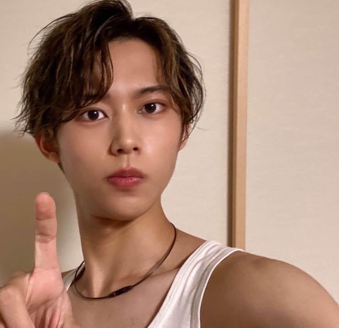 HARUKIさんのインスタグラム写真 - (HARUKIInstagram)「絶賛髪型迷走中。 どれが良い？」4月22日 23時25分 - iwaoharuki_official