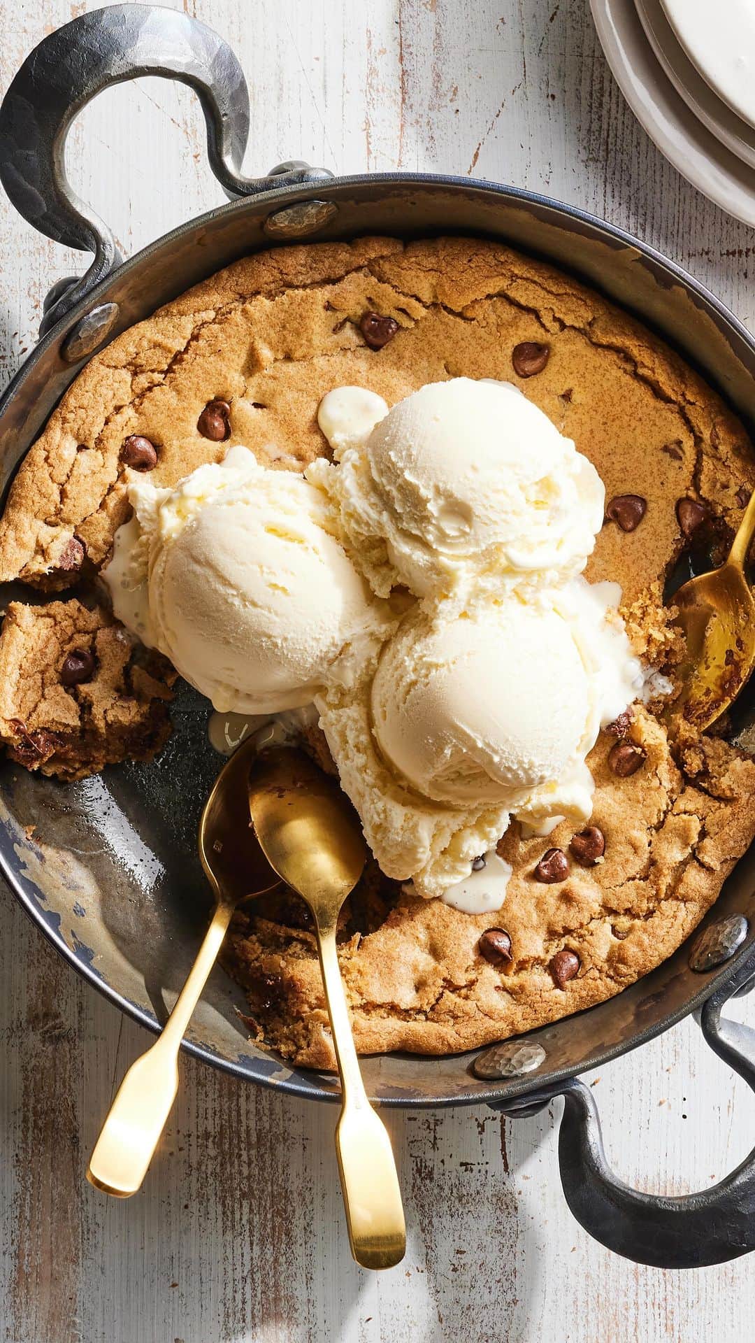 Gaby Dalkinのインスタグラム：「ITS A PIZZA COOKIE (AKA A PIZOOKIE) and I’m obsessed https://whatsgabycooking.com/homemade-pizookie/」