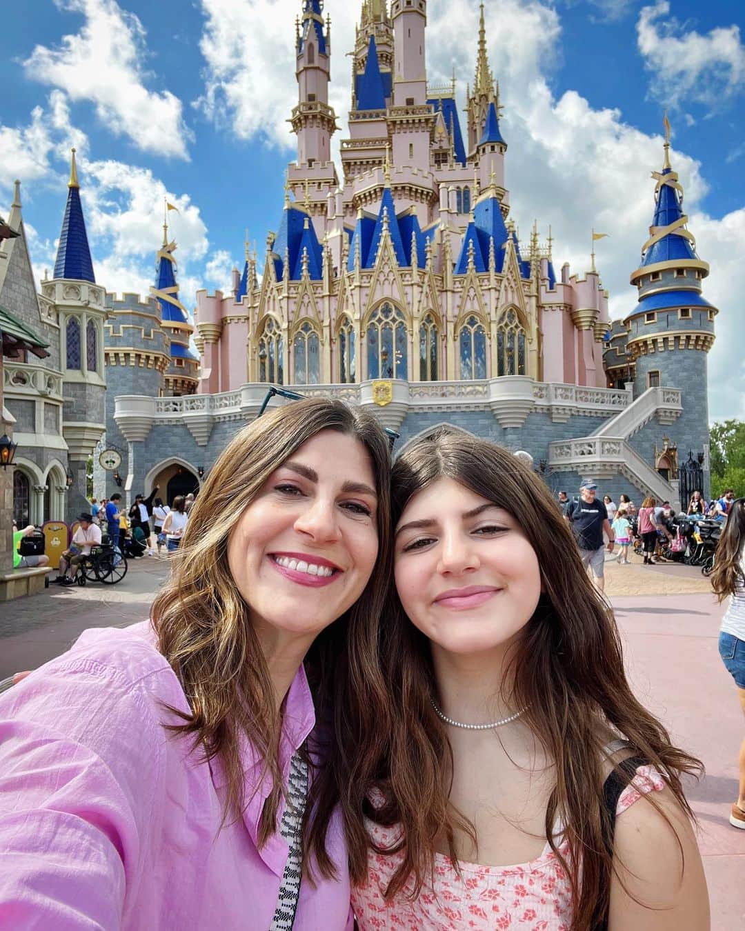 Ilana Wilesのインスタグラム：「Hello from Disney World!!! Can’t believe Mazzy and I are here for a @worldstrides partnership and since the program is on Sunday, they gave us two free days to spend in the park just the two of us. 😱 Yesterday we had the best day. Since the adults are at home (Mike and Harlow), Mazzy and I went on back to back rides with no breaks. We ate like crap and stayed in the park from 9am to 11pm, going on every single thing on our list. Tron was INSANITY. We keep looking at each other being like, how did this happen? why are we here??? Feeling very lucky and indulgent today. More to come!」