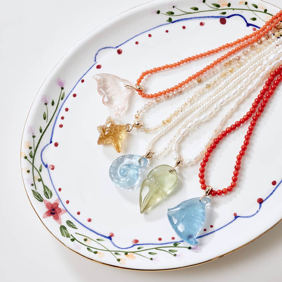 チャンルーのインスタグラム：「Beach Bound 🏝🐚🐠 A new 14k One-Of-A-Kind collection just landed featuring colorful sea creature charms of rose quartz, topaz, aquamarine, and chrysoberyl, finished with 14k solid gold clasps.」