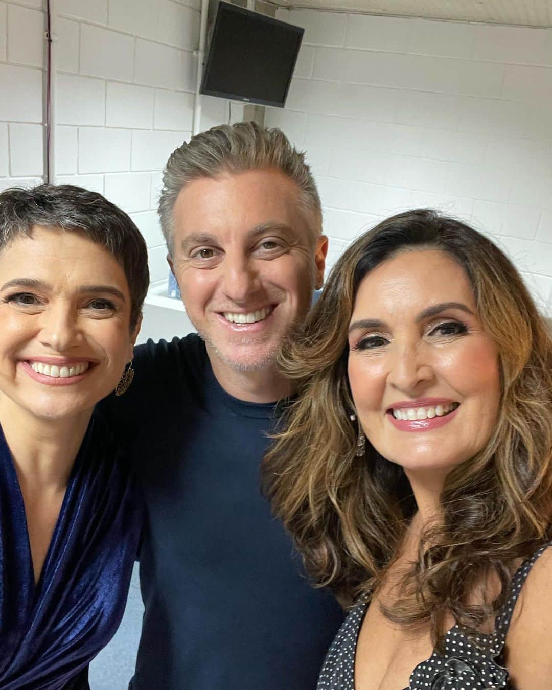 ファチマ・ベルナルデスのインスタグラム：「Que reencontro delicioso: com minha parceira de #fantastico e de muitas outras aventuras @sandra.annenberg.real e com o amigo @lucianohuck. Seremos juradas de um quadro que eu amo: o #dancadosfamosos. E a gente ainda recebeu muitas homenagens lindas. Não perca. #domingaocomhuck」