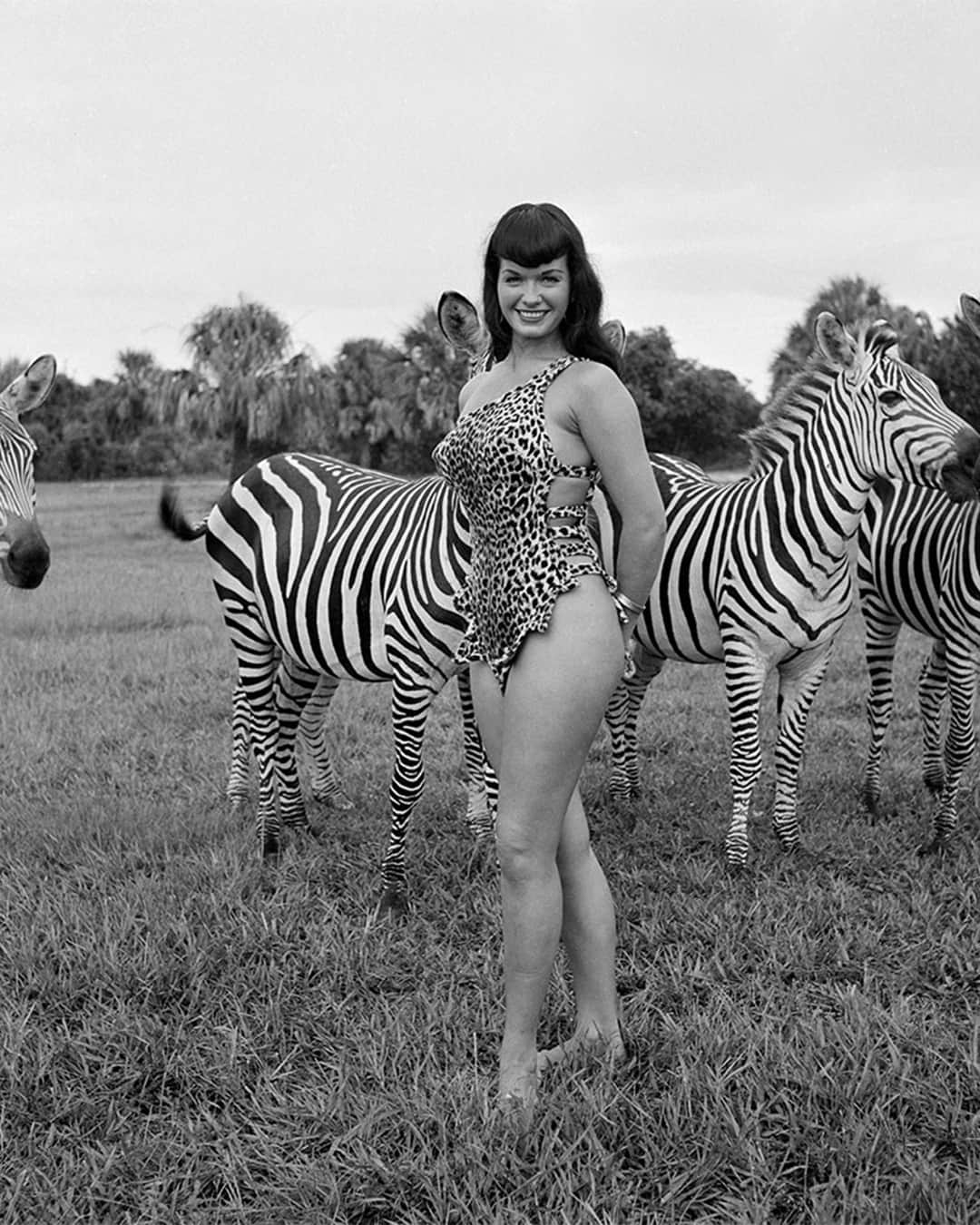 AnOther Magazineさんのインスタグラム写真 - (AnOther MagazineInstagram)「Bettie Page was born #OnThisDay, 100 years ago 🤍⁠ ⁠ Synonymous with the cheeky cheesecake photography of the 1950s, #BettiePage might be Nashville’s best-loved export. At the link in bio, we re-examine the book of images by Bunny Yeager, compiled by editor and curator @petra_mason. "While other models looked non-threatening, playing cute and coy, Bettie looked you straight in the eye as if to say: ‘let’s do this, my way!’" Mason told AnOther 📲⁠ ⁠ 📸 Photography by @bunnyyeager, © Bettie Page: Queen of Curves by Petra Mason, @rizzolibooks」4月22日 23時35分 - anothermagazine