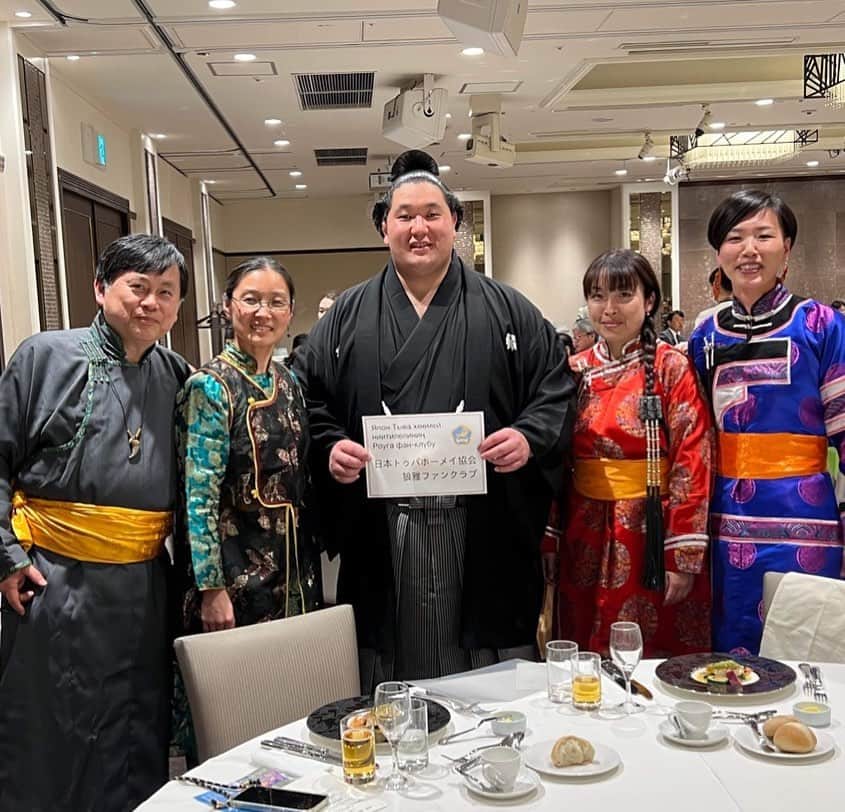 巻上公一さんのインスタグラム写真 - (巻上公一Instagram)「狼雅関取昇進祝賀会に 日本トゥバホーメイ協会参加してきました。 出身をモンゴルからロシアトゥバに変更してくれた二子山部屋親方と相撲協会の皆様ありがとうございます。」4月22日 23時44分 - koichimakigami