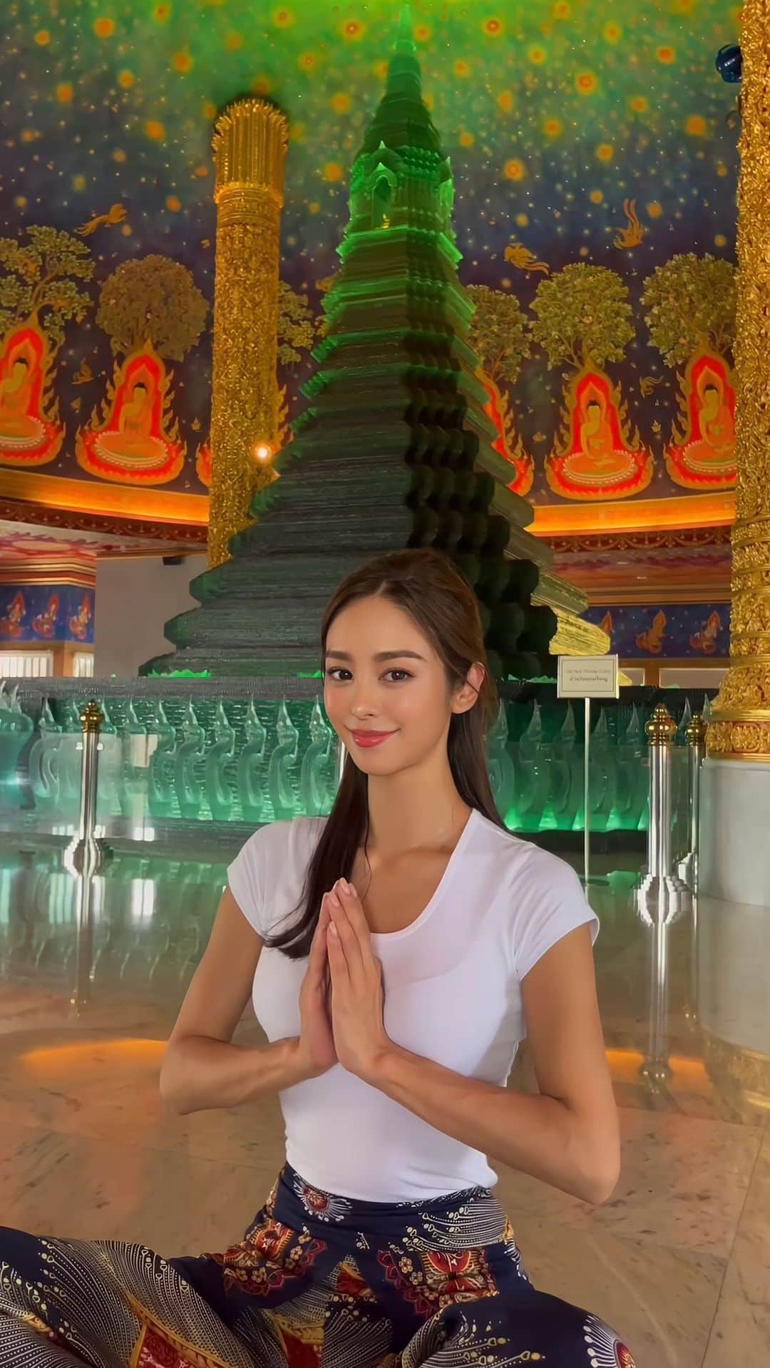大柳麻友のインスタグラム：「⁡ ⁡ 去年のタイ旅行で行った Wat Paknam Phasi Charoen ⁡ 天井画に魅了されて 仏教哲学に興味が湧き出したのですが ⁡ そこからご縁があり 現在は瞑想、そしてこれからヨガと 今年は勉強の年になりそうです😌🙏 ⁡ ⁡ ⁡ #thailand #meditation #yoga」