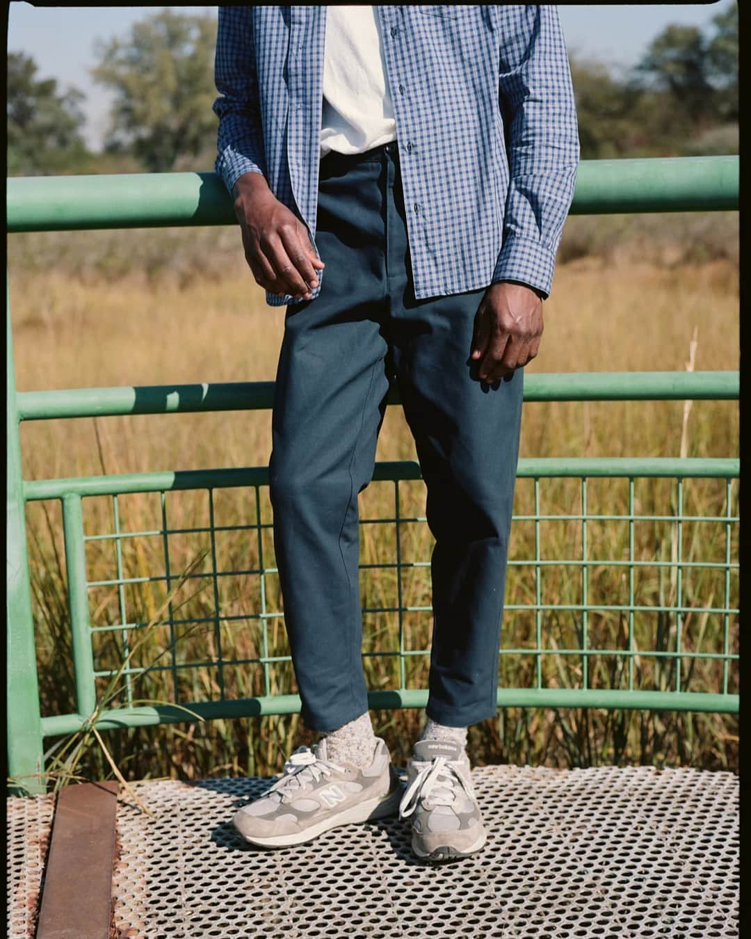 スティーブンアランのインスタグラム：「Spring wardrobe essentials - Our Danver Pant paired with a crisp white tee and single needle shirt, unbottoned.」