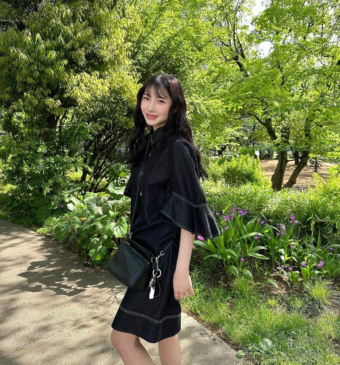 えみ姉のインスタグラム：「ㅤ ナチュラルな女もできます。🌿笑 ㅤㅤ このワンピを作った女 @kar_insta_gram いわく これ着るえみ姉は18歳になれるらしい。シンデレラ？♡ ㅤ ㅤ ㅤ #夏コーデ #pinue #loewe #balenciaga #ワンピース #ロングヘア」