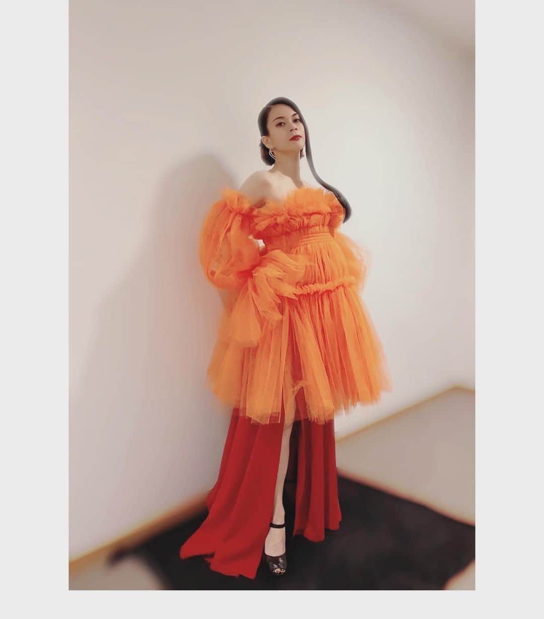 小柳ゆきのインスタグラム：「本日も素敵なお衣装＆ヘアメイクでした‼︎ 鮮やか〜😊  ドレス＆アームカバー: @gypsy_____official  stylist: @stokyo.uma  hair&make: @anr1106」