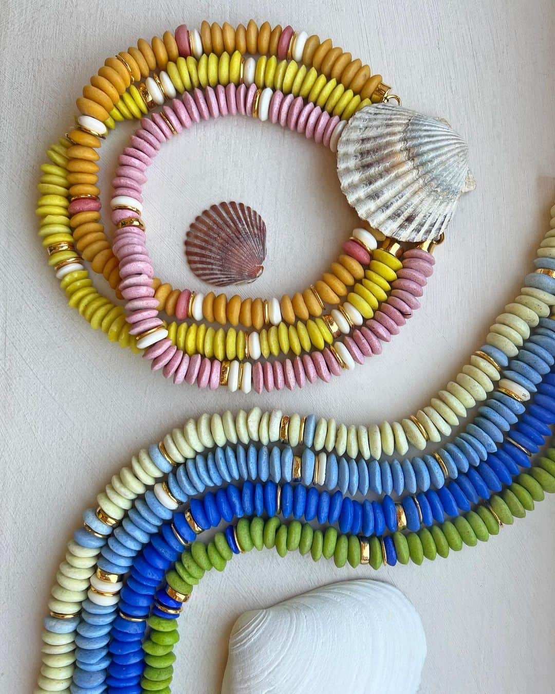 リジー フォルトゥナートのインスタグラム：「Happy Earth Day 🌎 Our Laguna Necklaces are crafted from recycled African glass beads ♻️ Artisans collect, crush, melt, & mold discarded glass using a process that limits waste & lowers pollution 🫶 We’re donating 15% of all Laguna sales to the @environmental_defense_fund through the weekend, so you can look great while wearing jewelry that does more 〰️ #lizziefortunato」