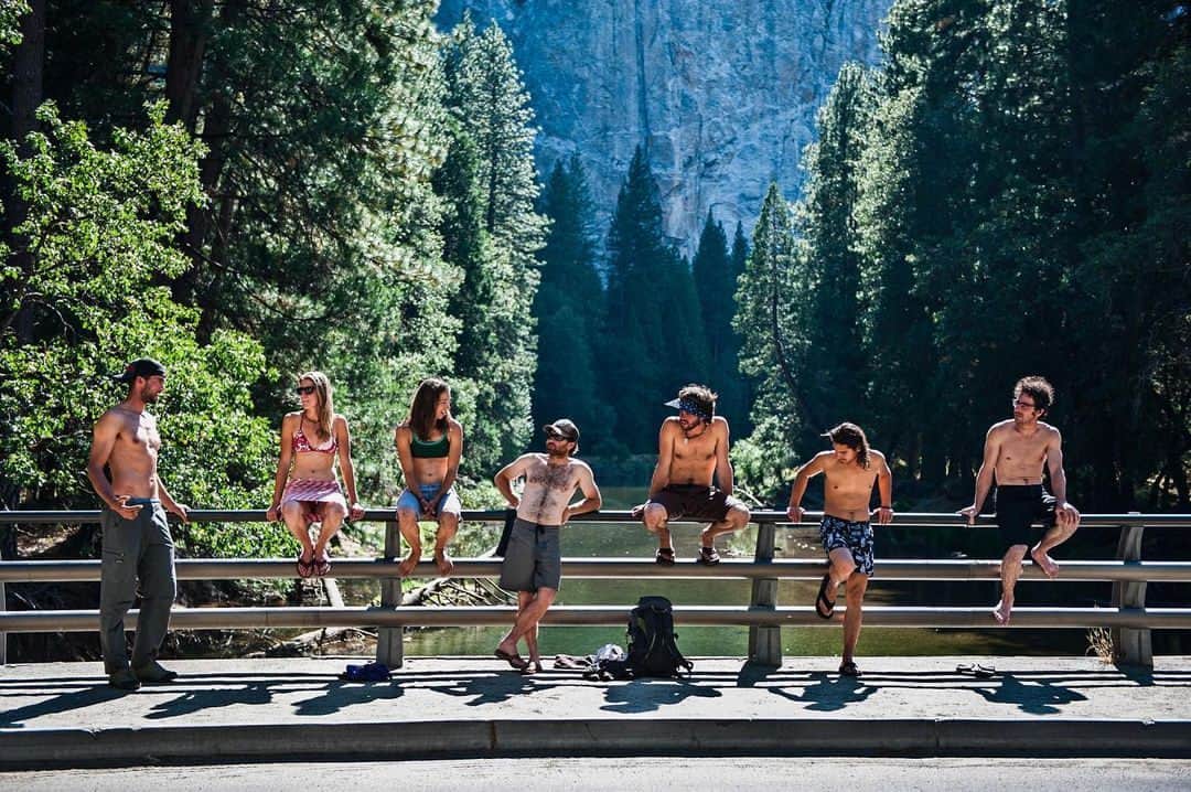 ジミー・チンのインスタグラム：「If you’re looking for climbing beta or valley gossip, head to the bridge below El Cap. ⁣ Second photo: Good times on a rainy day… ⁣ Yosemite Valley, California. Circa 2010. ⁣ Shot on assignment for @natgeo」
