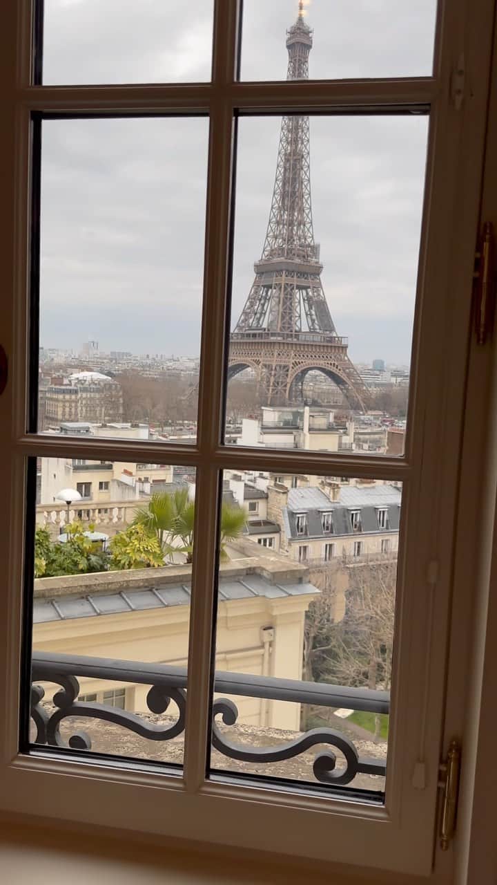 エヴァ・チェンのインスタグラム：「🫣 hotel room tour five weeks late of the wonderful and serene @shangrilaparis!!! The dim sum and the Shang Palace on site is a MAJOR DRAW because I crave Asian food whenever I travel!! The granola closet was also a bonus 🤓」