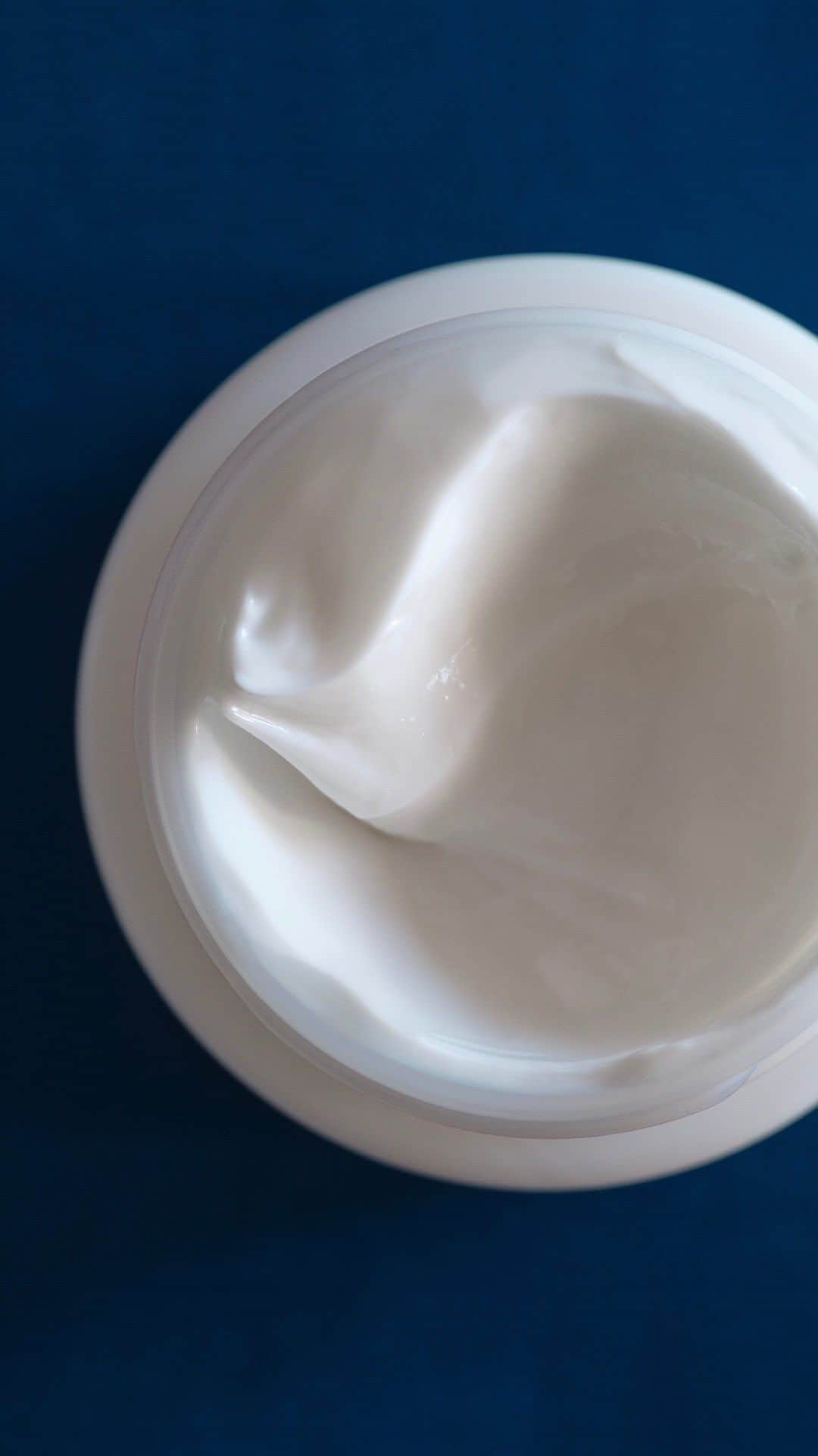 のインスタグラム：「Softer skin in just 14 days – an anti-aging transformation.   Powered by visible youth-renewing Miracle Broth™, The Moisturizing Soft Cream visibly diminishes fine lines while soothing visible irritation for anti-stress effect.   Shop now by tapping the link in our bio.  #lamer #lamerskincare #lamersoftcream」