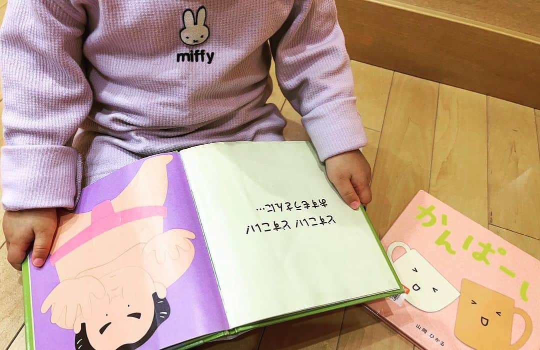 杜このみのインスタグラム：「娘が、図書館で自ら選んで持ってきた本…… びっくり……さすがです🌸😊」
