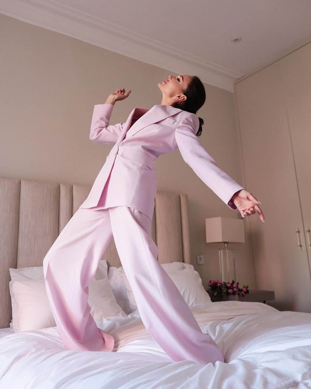 アイーダ・ガリフッリーナさんのインスタグラム写真 - (アイーダ・ガリフッリーナInstagram)「Head In The Clouds …. ☁️ Flying away…to leave the rainy days behind….  #freedom #craziness #calmness   Photo: @daria_bah_photo」4月23日 0時03分 - aidagarifullina