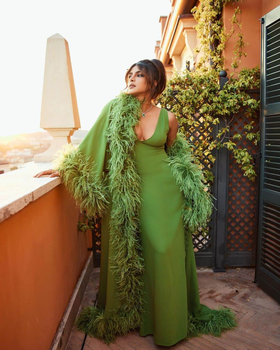 プリヤンカー・チョープラーのインスタグラム：「Roman holiday 💚  📸: @nicolasgerardin」