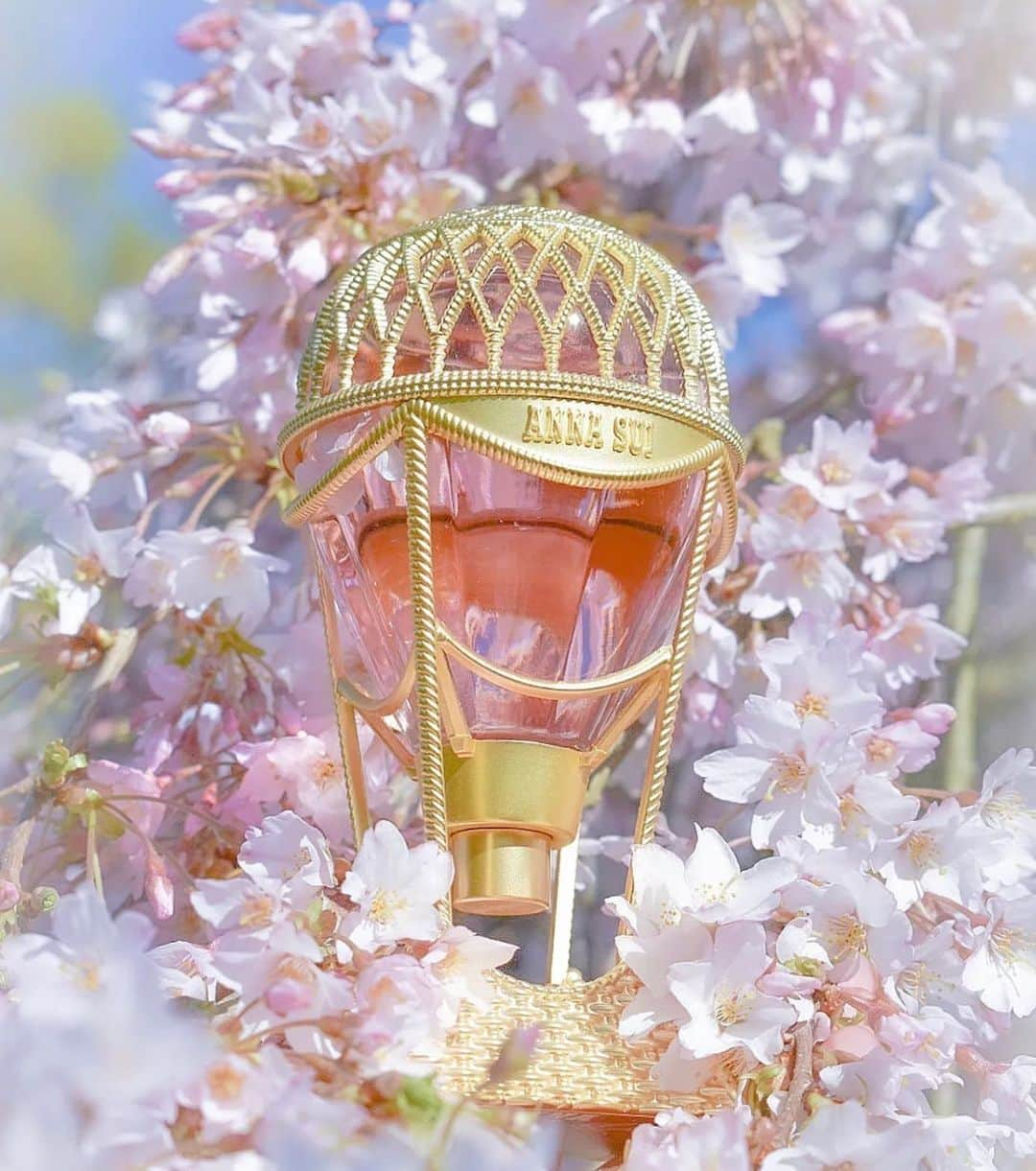 アナスイさんのインスタグラム写真 - (アナスイInstagram)「Fruity and floral just in time for spring.   #AnnaSuiFragrance #AnnaSuiSky」4月22日 23時57分 - annasui