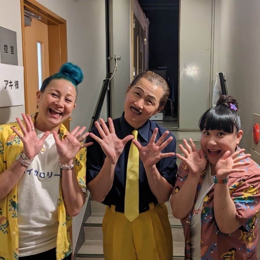 のインスタグラム：「先週から気づいたら1週間経ってたクリスさんです😱 なんもほとんどかけてへんかった😭 ゆっきーちゃんが書いてくれて感謝しながら、書こう!思って、ようやくNOW... 先週の日曜日は勝山で大好きな水玉れっぷう隊のアキさんのステージにハイカロリーズとして上がらせていただく奇跡が起きたのだが。。。 今もまだ夢のようだ。  高校生の時に一方的に出会い、 大好きになったアキさん🥳 “芸能界のお仕事したら絶対会うねん!” って心の中でずーっと思ってた。 でも、『英語であそぼ』の4代目おねえさんなって、東京がメインになり、関西のお仕事ができてなかったけど、 想いは通じる！ 30年越しに願いは叶ったのだ。  どこでどんな風に願いが叶うかなんて分からない😆 でも、言い続けること。 思い続けること。  すると、ベストタイミングで 1番最高のカタチで叶うのだ！  ほんまに感謝しかないです😭✨ ゆっき〜ちゃんとハイカロリーズで良かった❣️ #稲妻ムービーマーケット 出演させていただけてほんまによかった🥰  そして、明日! また稲妻ムービーマーケットが繋いでくれたご縁で福井プロレスの代表、中村健次さんのイベントで福井県美浜市で森田さん率いる新喜劇のステージで ゆっきーちゃんと#ハイカロリーズ させていただきます！！！ 明日も２回公演! ぜひ観に来てください！  大好きな人たちと、大好きなステージに上がれる幸せを噛み締めて福井に向かいます💖 mahalo🥰🥰🥰」