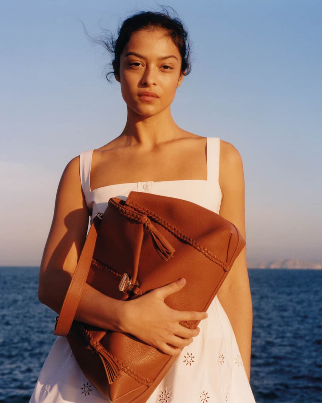 のインスタグラム：「Golden sunlight illuminates @devynfaithgarcia and the caramel-coloured leather of the Penelope shoulder bag – a moment captured by photographer @colin_dodgson.  #ChloeSS23​」