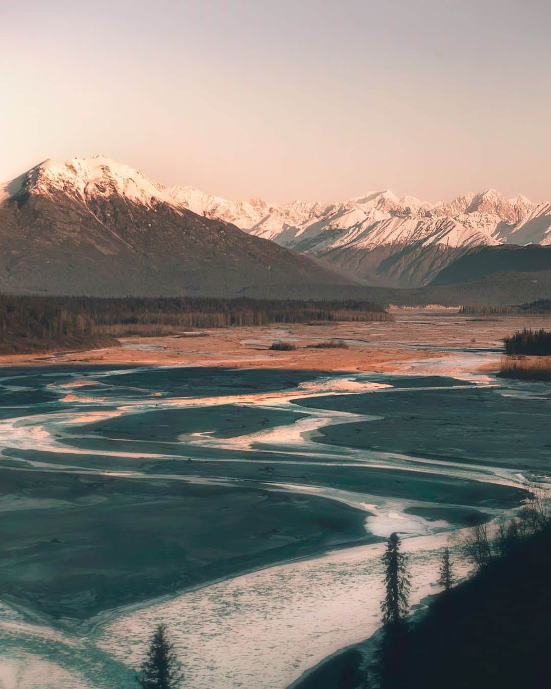 Visit The USAさんのインスタグラム写真 - (Visit The USAInstagram)「Every epic trip to Alaska starts with some inspo.  Here are the plans to fuel your next-level adventures in the USA’s ‘Last Frontier:’  🧊Ice climbing in Knik Glacier 🦌Wildlife sightings in Denali National Park 🌠Northern lights in Fairbanks  #VisitTheUSA #EarthDay2023 #TravelAlaska #KnikGlacier #IceCaves #DenaliNationalPark #NorthernLights」4月23日 0時00分 - visittheusa