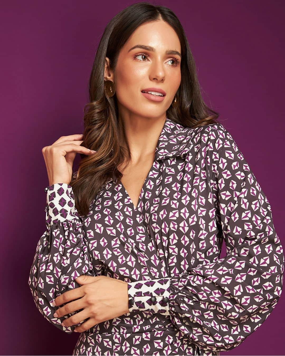 DECÊNCIAのインスタグラム：「O mix’n’match ideal para quem sempre sonhou em misturar estampas. O detalhe no punho é charmoso, elegante e sinônimo de autenticidade.   Escolha a sua combinação preferida deslizando para o lado.   #lookestampado #vestido #vestidomidi #vestidoestampado」