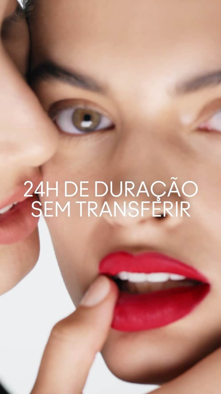 M·A·C Cosmetics BRのインスタグラム：「Morda e beba – sem borrar seu batom. Marcas de beijo e olhadinhas no espelho para conferir o batom são coisas do passado com o NOVO batom líquido à prova de beijos, à prova d’água e à prova de transferência, criado para durar e durar confortavelmente 💋💖  Cor do vídeo: #MACLockedKissInk em Vicious.」