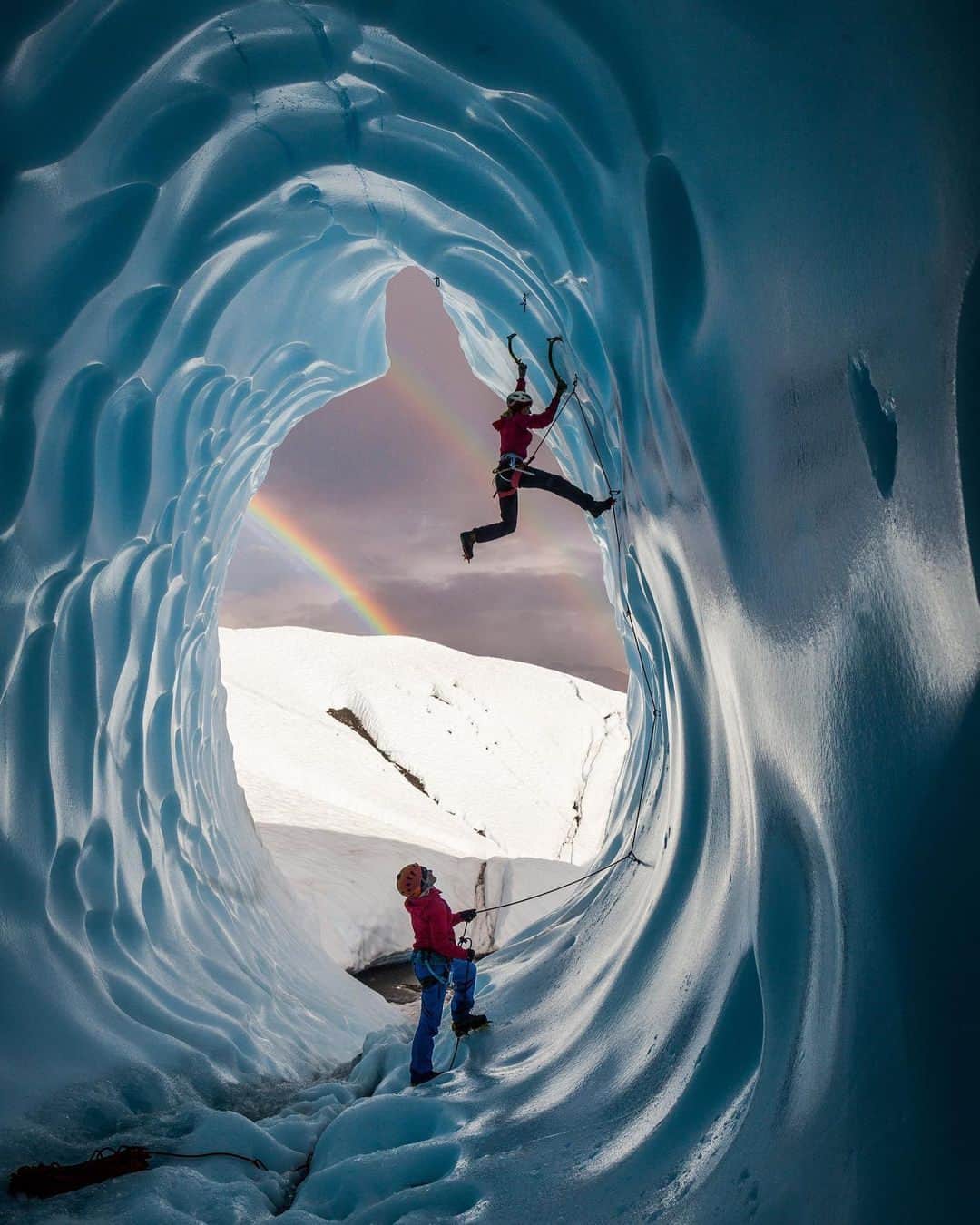 Visit The USAのインスタグラム：「Every epic trip to Alaska starts with some inspo.  Here are the plans to fuel your next-level adventures in the USA’s ‘Last Frontier:’  🧊Ice climbing in Knik Glacier 🦌Wildlife sightings in Denali National Park 🌠Northern lights in Fairbanks  #VisitTheUSA #EarthDay2023 #TravelAlaska #KnikGlacier #IceCaves #DenaliNationalPark #NorthernLights」