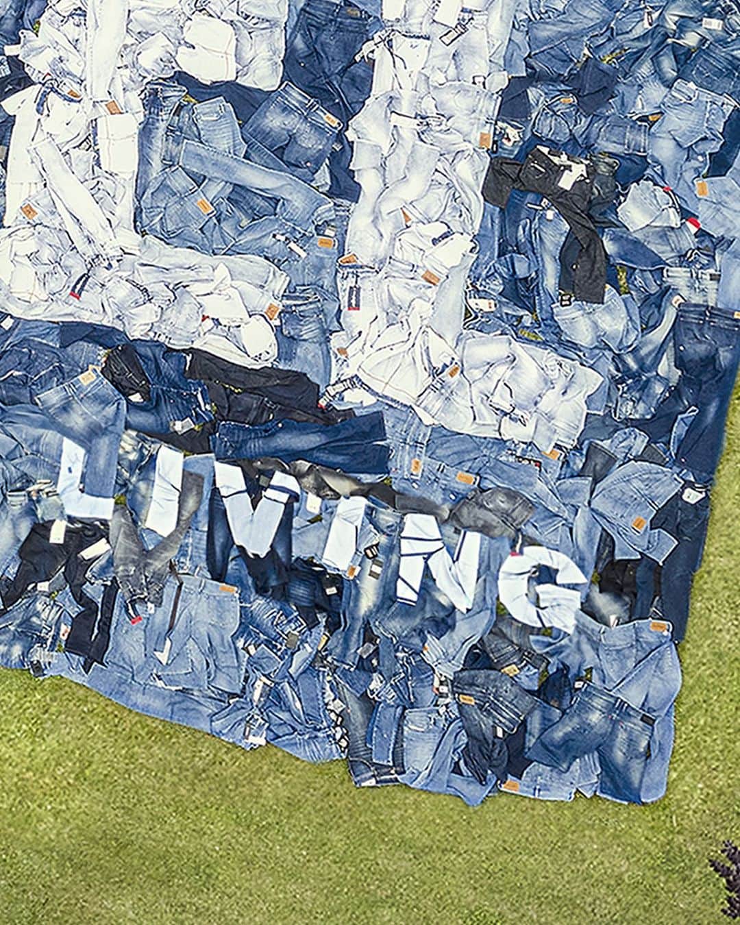 ディーゼルのインスタグラム：「Happy Earth Day.  Here at Diesel we believe in Responsible Living.  Diesel denim collection features more and more organic, recycled or responsibly sourced cotton and low-impact finishing techniques.  #ForSuccessfulLiving #ForResponsibleLiving」
