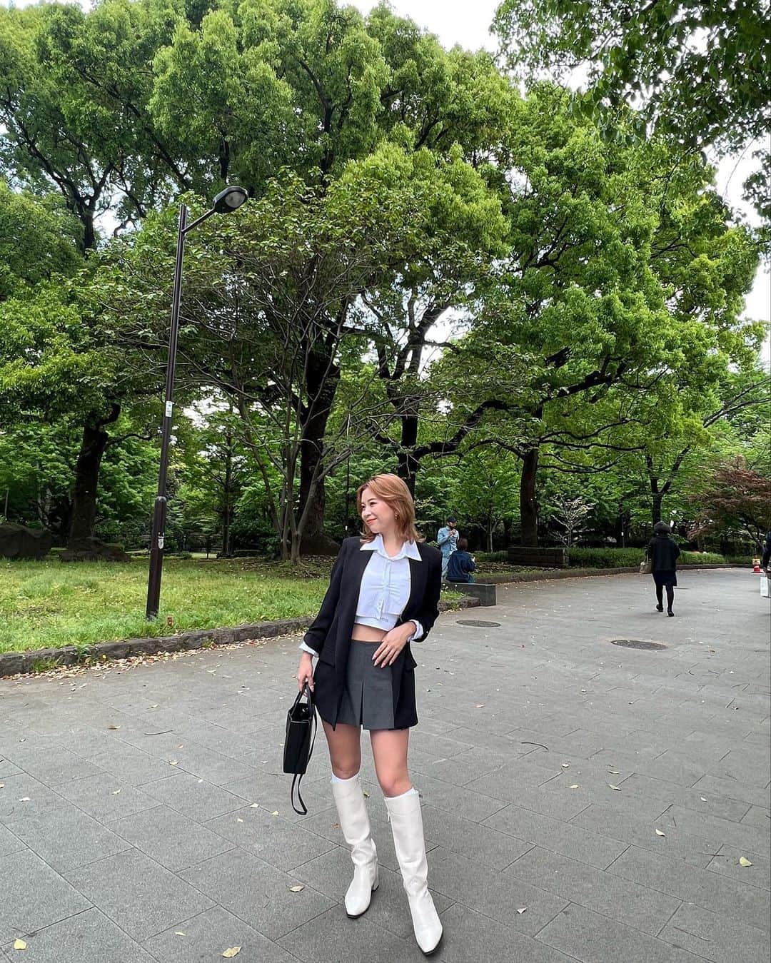 ヒロタナギサのインスタグラム：「_  海外の学生みたいな服装になった日👱🏼‍♀️笑 #ngscode   最近このスカート履きすぎてる。笑 (今も履いてるw)」