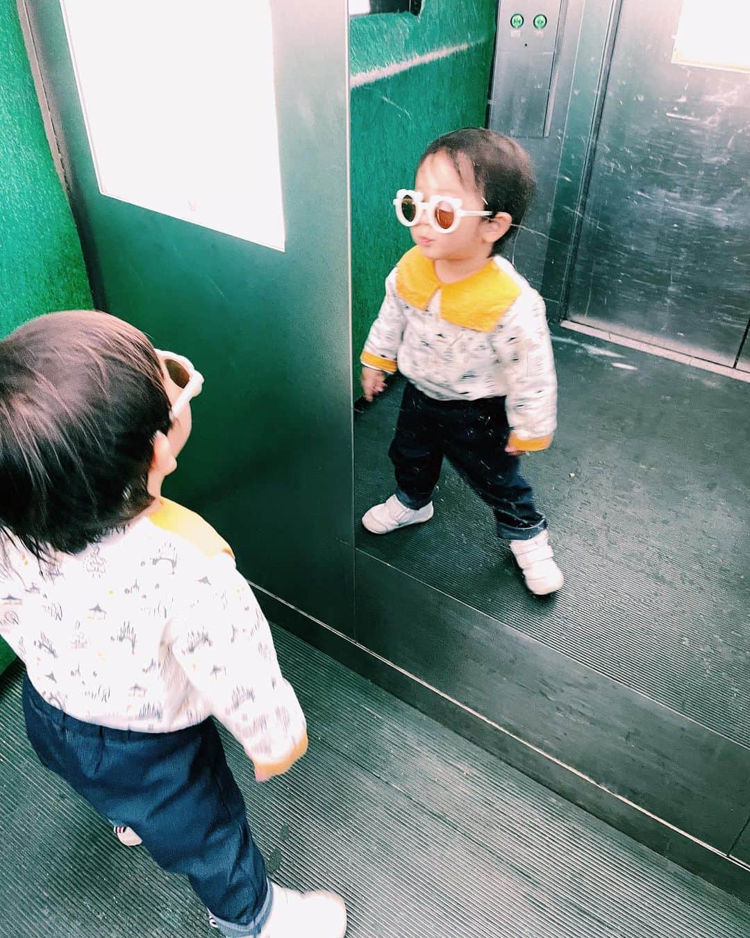 さえりのインスタグラム：「コロナになってなかなか帰れていなかった夫の実家に、お子太郎といっしょに帰省してきたよ✈️なのでメインは、ばあばと過ごす&甥っ子たちに会ったり、ひいおばあちゃんに会ったりという、挨拶めぐりの旅行。でもとっても楽しかった〜  はじめての飛行機だったけど、何の問題もなく過ごしてくれたお子太郎。 とにかく甥のことが大好きになったらしく、甥が貸してくれたサングラスも、普段なら「イヤ」って言うはずなのに、真似してかけて、気に入りまくって鏡を見て、しばらくつけて過ごしていたほど😂  よく会う姪っ子とは、いつも喧嘩してばかりなのに、甥とは一瞬で仲良くなっていて、なんなら全部の行動を真似するくらい超リスペクトしている様子で面白かった😂👏  それにしても、ここ1ヶ月くらいの言語発達&理解のスピードが凄すぎる。この旅行中一番驚いたのは「あ！待って待って！ママ、さっきのとこで写真撮りたかったんだった！」って言ったら、ピューッと戻ってきてポーズをとってくれたこと😂あとは「◯◯(名前)の　りんご　ない… あれぇ？あれ…？　あった！」とか、独り言まで言うようになったし、「〜いる？」と聞けば、しっかり考えてから「いる」とか「ｲﾅﾅｰｲ」と答える。「ママ、オイデー！　ママ　ココ　キテー」と呼んでくれるようになったのもかわいい。言葉を知りたい時は、ママの顔を見て「んー」と言う顔をするので教えてあげると、すぐに覚えていく。一つひとつ、言えるようになるのが楽しいんだね。大きくなったなあ🥹  ひとまず無事に帰って来れて良かった🙆‍♀️来月は2歳の誕生日旅行を控えております。たのしみたのしみ。」