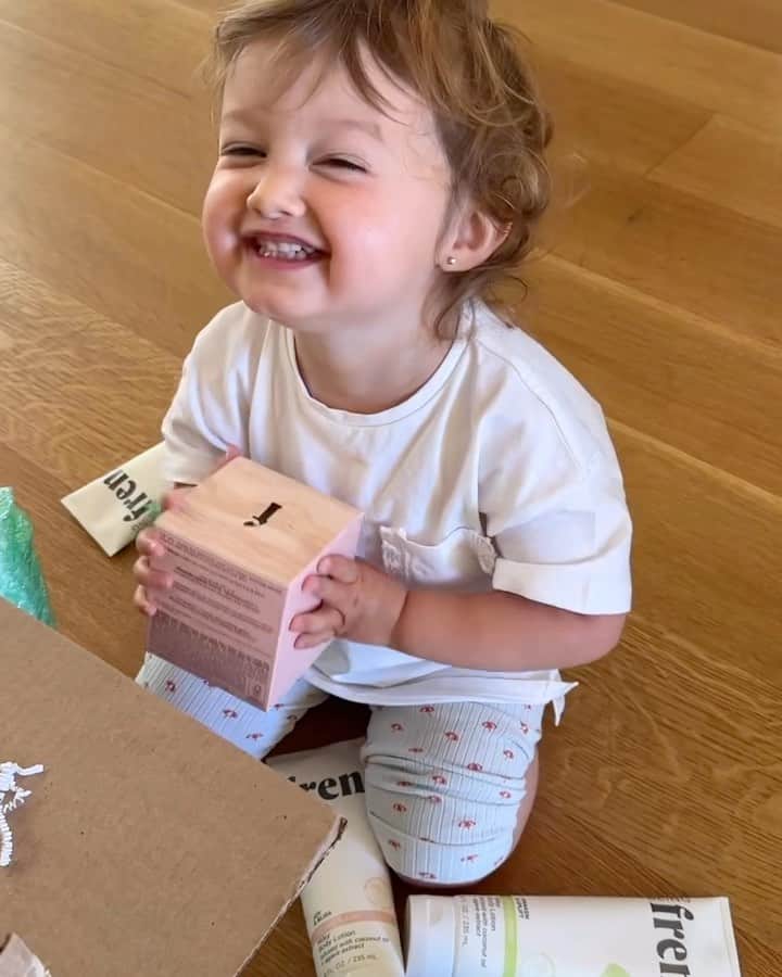 アシュレイ・ティスデイルのインスタグラム：「We got our restock, did you? @beingfrenshe」