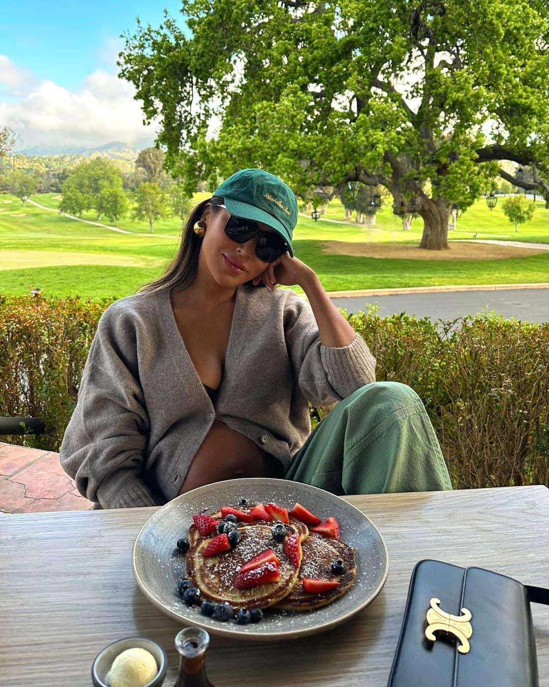 ジュリー・サリニャーナのインスタグラム：「My only real pregnancy cravings have been all kinds of pancakes and anything sweet like pastries, ice cream & dessert! 🥞 🤭  My pregnant ladies- what have your cravings been? Share! #ojaivalley」