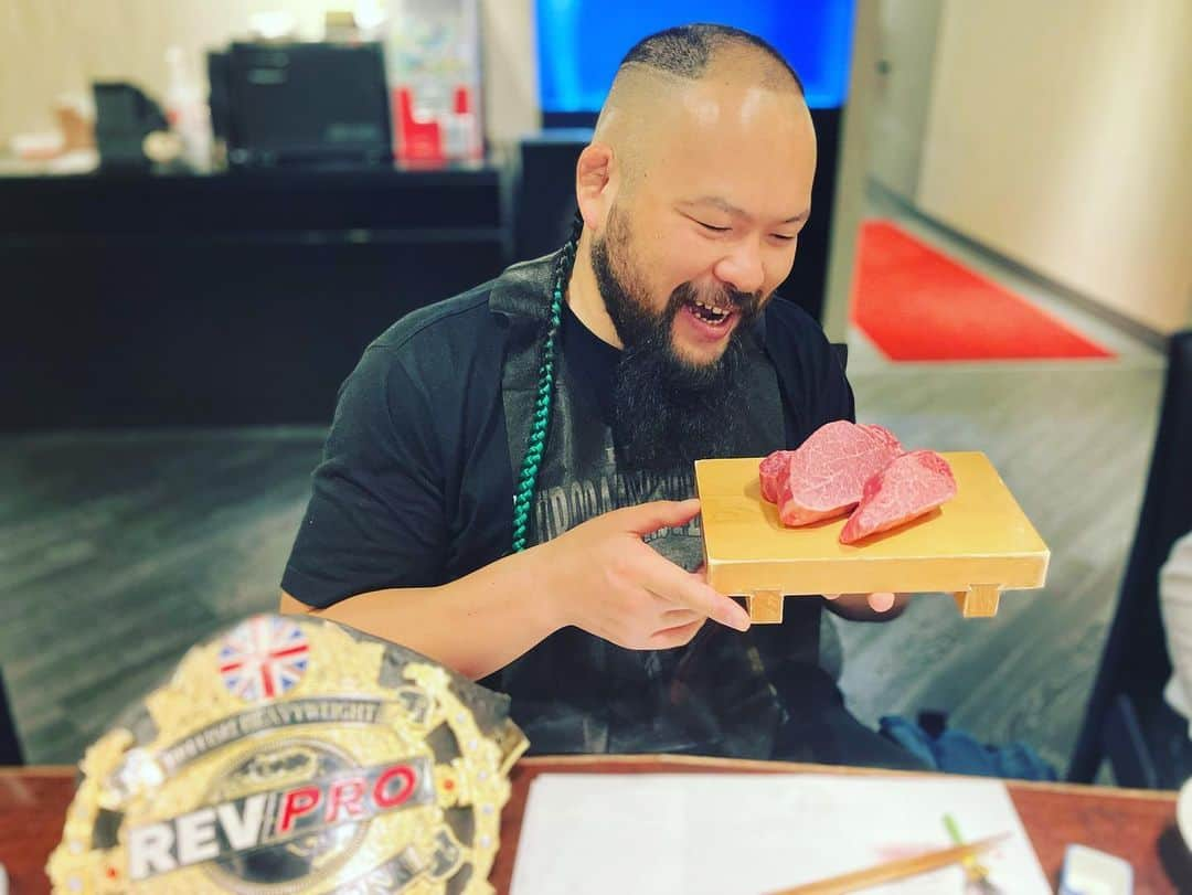 岡倫之さんのインスタグラム写真 - (岡倫之Instagram)「Dinner alone at a cheap restaurant while watching the night view. It cultivates a hungry spirit.  たまには1人やっっっっすいレストランで夜景見ながらディナー。  ベルトを添えながら、こんな下級市民の食事なんかをしていると思うとハングリー精神が養われる。  #ハングリー精神 #貧乏飯 #ぼっち飯 #神戸牛 #神戸牛ステーキ  #ステーキハウスzen  #a5ランクのお肉  #プロレスラー #夢のある仕事  #稼げる仕事」4月23日 0時06分 - great_o_khan