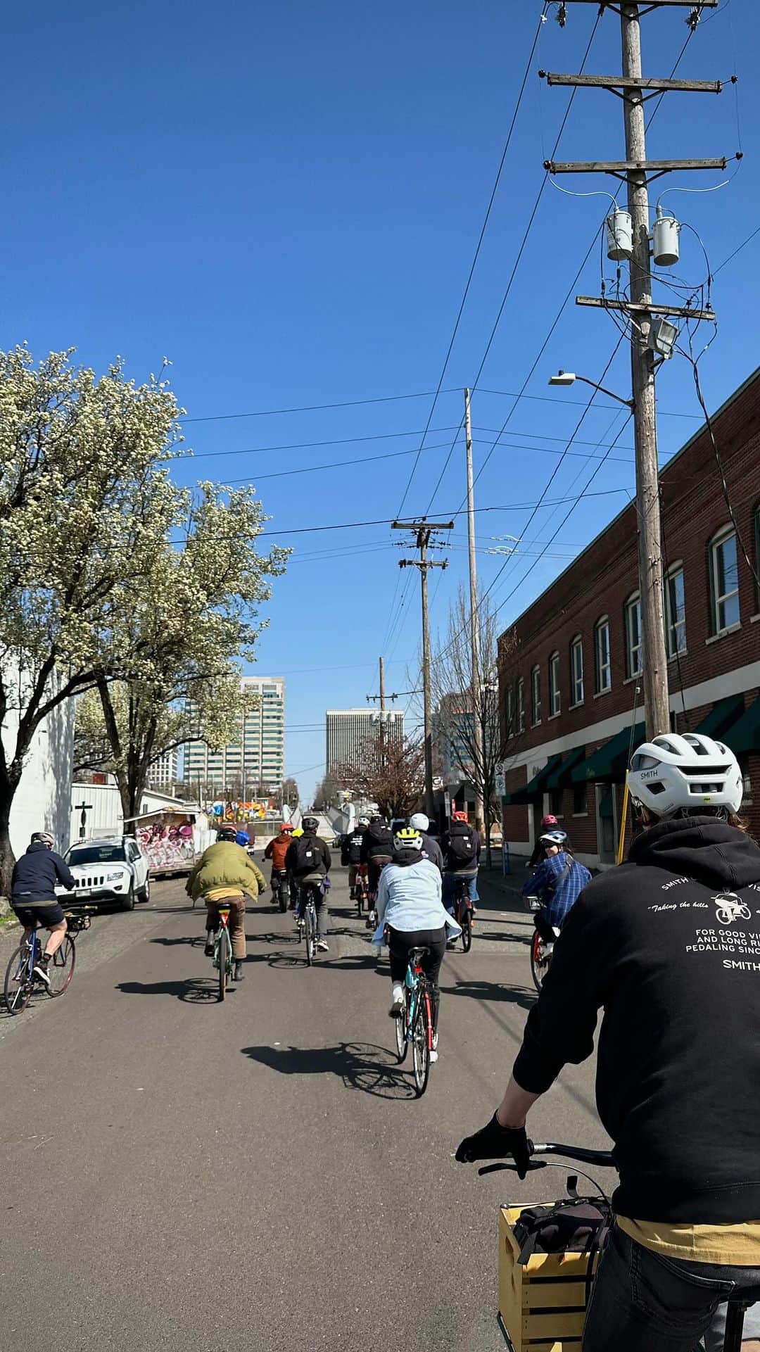 Smithのインスタグラム：「Happy Earth Day 🌎   Last Friday, Smith employees in Portland left the office early, hopped on their bikes, and spent the day working with @portlandparks to rejuvenate Irving Park. The day was a huge success, native plants were planted, wood chips and gravel were spread, and there were plenty of smiles to go around!  This Earth Day, spend some time making a positive impact on the world around you. #lifeiswhatyoufocuson」