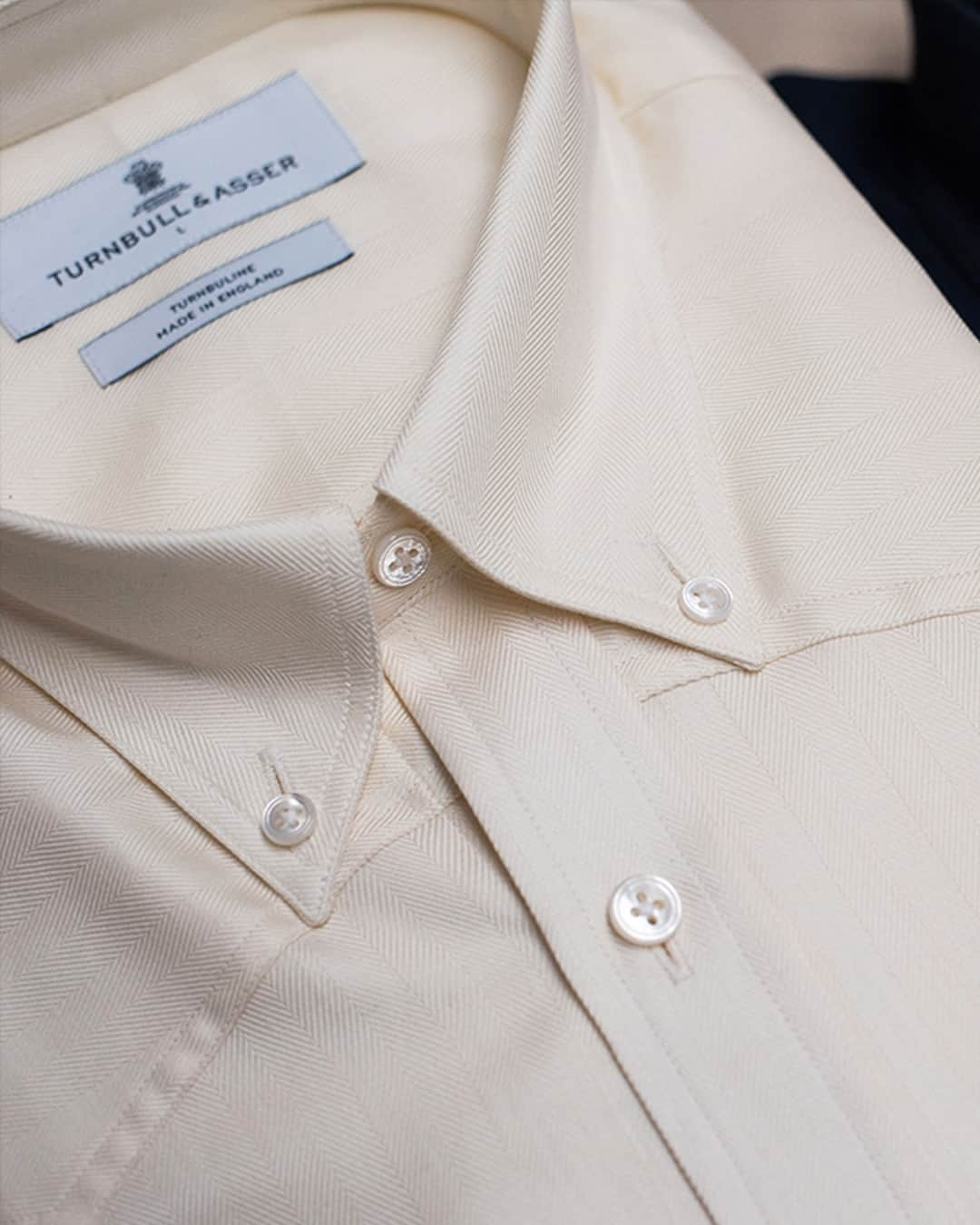 ターンブル&アッサーさんのインスタグラム写真 - (ターンブル&アッサーInstagram)「The Larkin comes finished with the signature western-style pointed yokes across the front and back of the shirt, along with our Dorset button-down collar, two patch-and-flap chest pockets and signature Turnbull 3-button cuffs. ⁠ ⁠ #TurnbullandAsser」4月23日 0時10分 - turnbull_asser