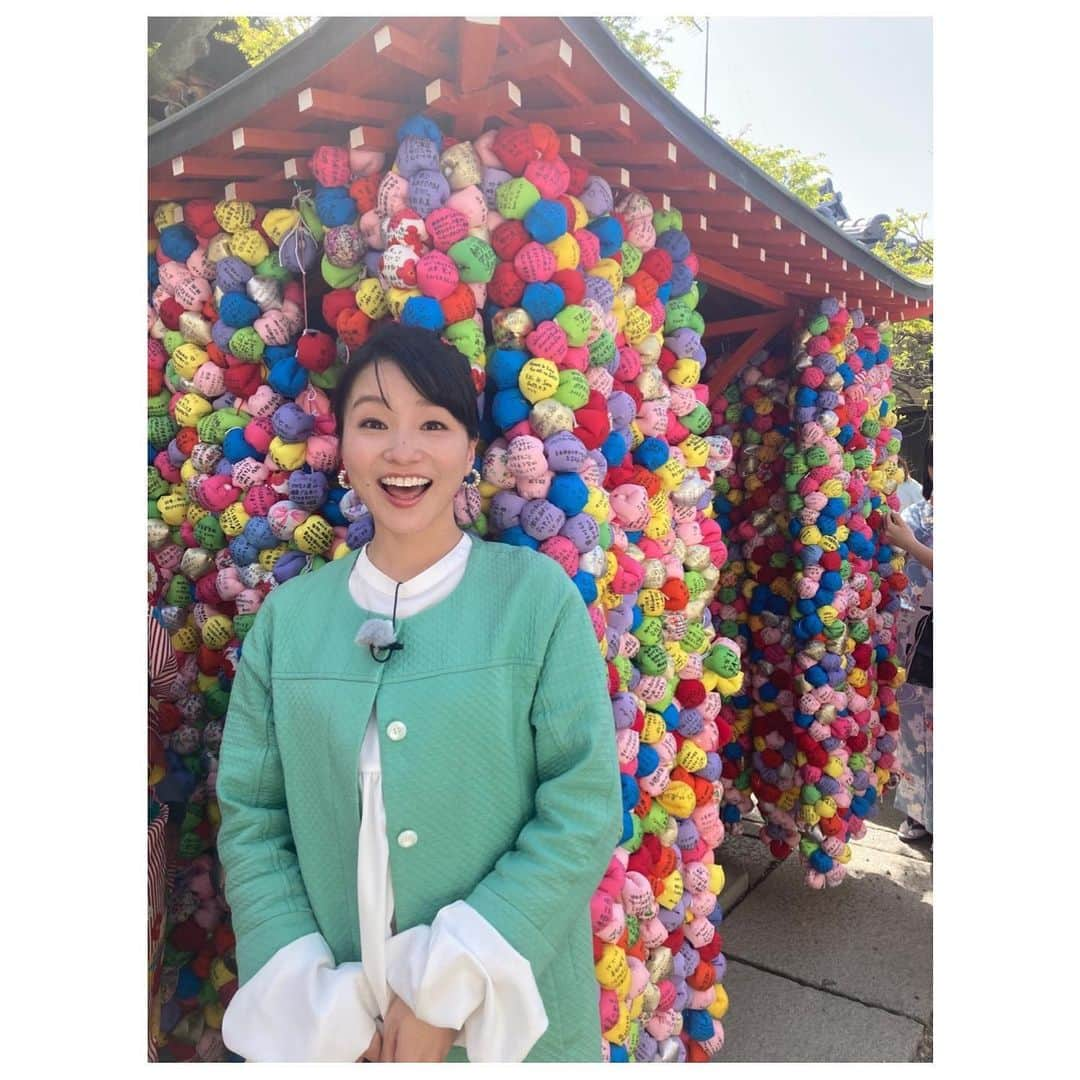 去来川奈央さんのインスタグラム写真 - (去来川奈央Instagram)「. これぞ！映え写真？🤳  スタッフのIちゃん👩(当時JK、 春から大学の後輩になりました🎵)が 撮ってくれました📷  #ガッ地理雑学マップ ご覧いただいた方から 後ろのカラフルなのは一体⁉️とコメントいただきました📩 #くくり猿 といって、皆さんがお願い事を書いてくくりつけていく縁起物です🐒  #八坂庚申堂 #京都 #八坂  #KBS京都 #サニータイム」4月23日 0時14分 - nao.isagawa