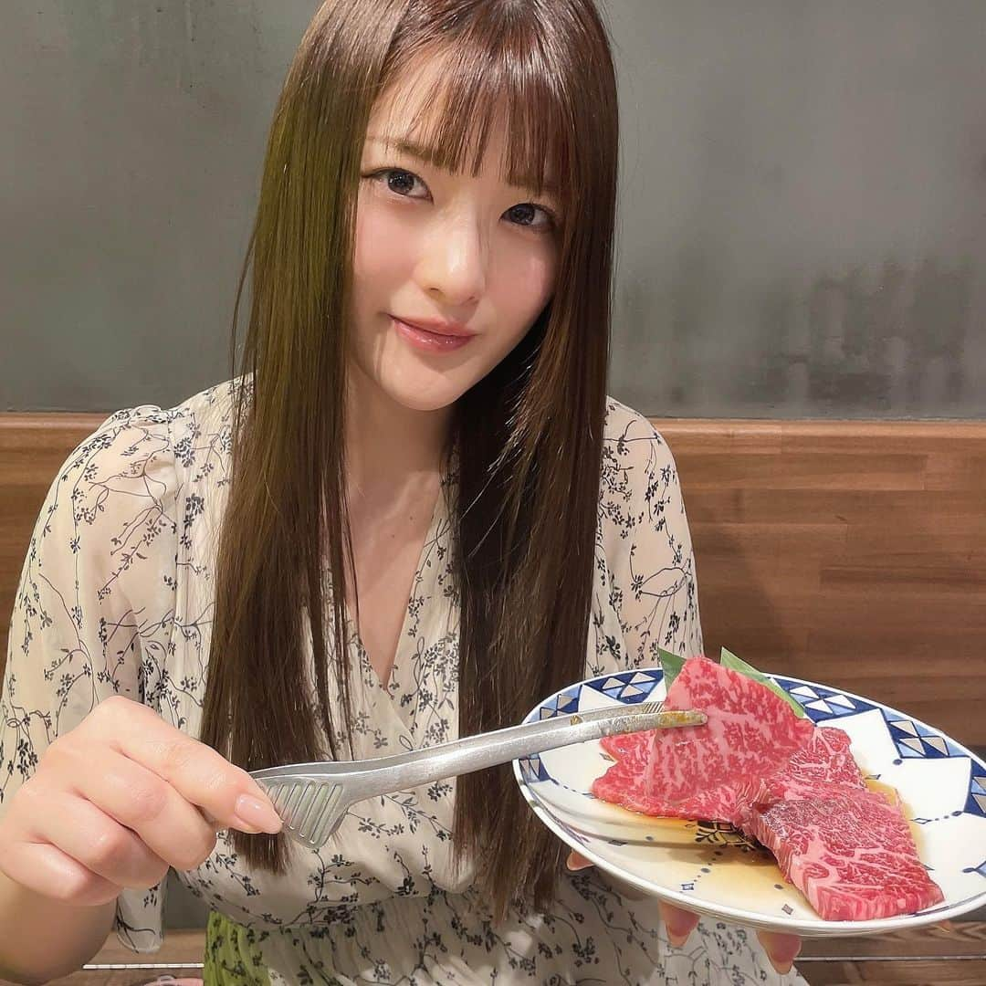 上矢えり奈さんのインスタグラム写真 - (上矢えり奈Instagram)「＊-＊-＊-＊-＊-＊-＊-＊  お店のテーマが『花魁』『遊郭』で 夜遊びができる焼肉屋さん　@ebisuyakiniku_newtommy へ🍖  【祇園コース】をいただきましたッ  焼肉すら"つまみ"にしたいコンセプトで やってるから、 普通の焼肉屋さんのお肉メニューよりも 変わったお肉の種類が豊富な印象🥩  メニューの名前もユニークで面白かった🤣  ワインの種類も豊富🍷 ボトルのラベルで選ぶこともできて インスピレーション方式だから 新しい味にも出会えそうで面白いネ☺️  カウンター席もあって、一人焼肉でも 楽しめそうな雰囲気🥳  恐れ多いんですが、、、 色紙にサインも書かせていただきました🥹✍️  ぜひ見に行ってみてね〜！  erina.  📍酒と焼肉ニュートミー @ebisuyakiniku_newtommy さん 東京都渋谷区恵比寿南1-1-3 今鉾ビル　酒と焼肉ニュートミー  ＊-＊-＊-＊-＊-＊-＊-＊  PR @ebisuyakiniku_newtommy #渋谷肉 #恵比寿グルメ #恵比寿ディナー #恵比寿飲み #恵比寿焼肉 #渋谷焼肉 #酒と焼肉ニュートミー」4月23日 0時17分 - k.erinyann