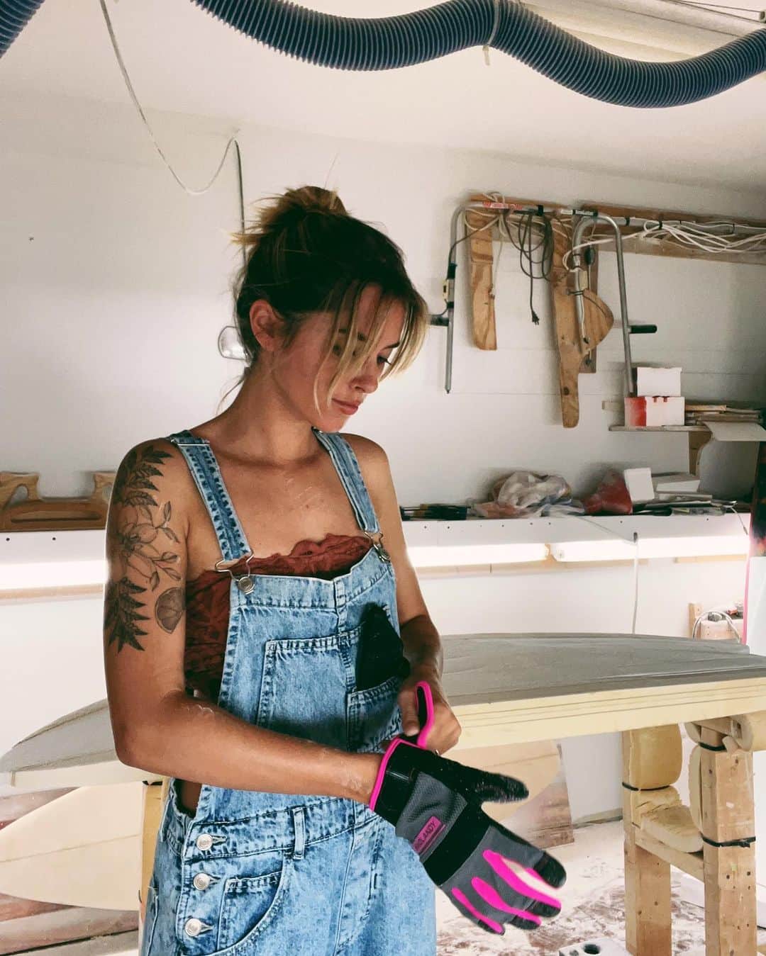 Emily Zeckのインスタグラム：「- Busier than ever but living the dream 🫶🏼 the last three months have been a whirlwind of last-minute wedding planning, lots of surfboard shaping, hunting down the perfect place to open up my own shop, and gearing up for music and swimsuit projects. Excited to share it all with the people I love.」