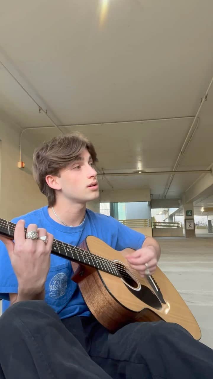 ジョニー・オーランドのインスタグラム：「1 year of someone will love you better <3」