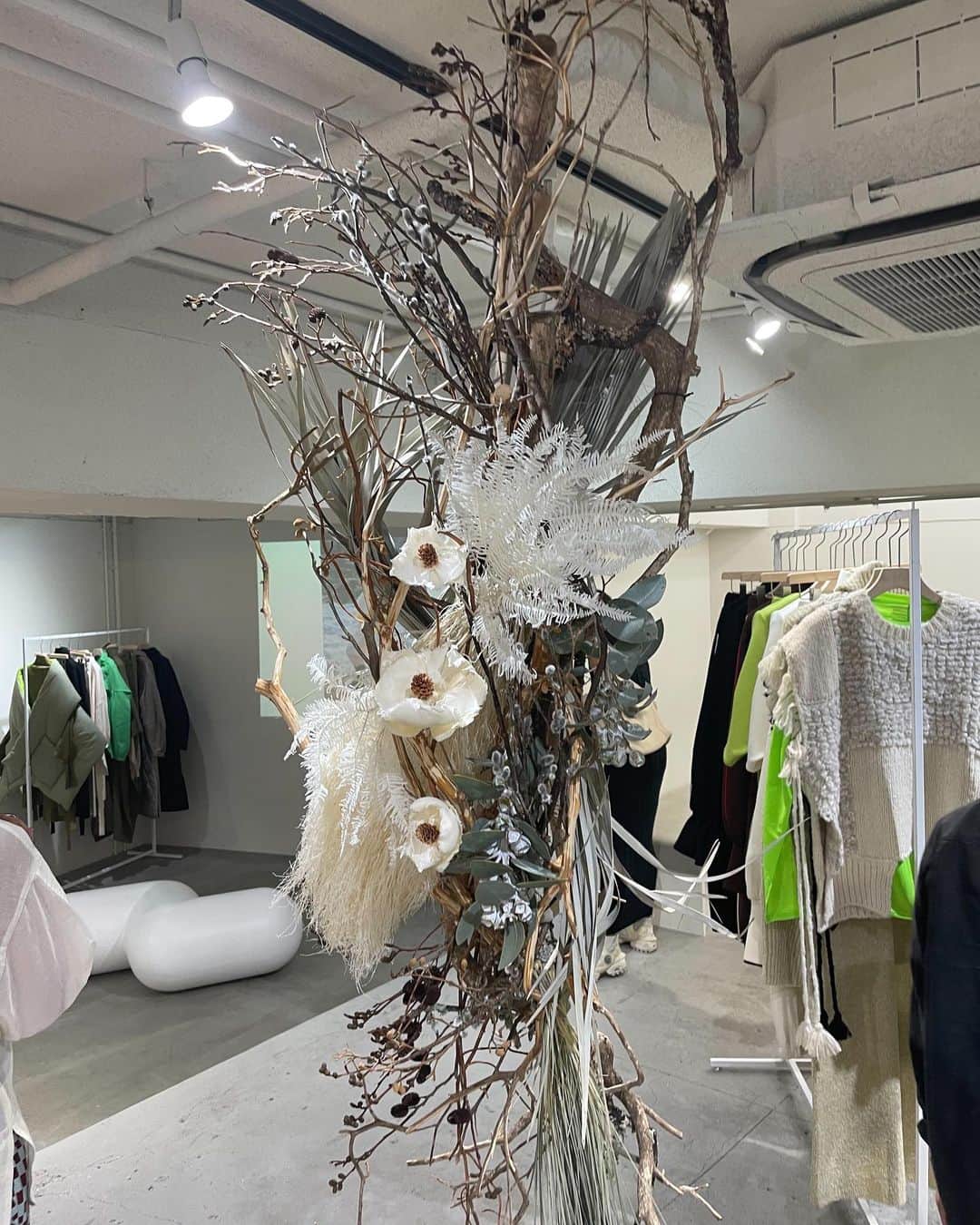 藤澤恵麻さんのインスタグラム写真 - (藤澤恵麻Instagram)「⁡ 展示会へ行ってきました。 ⁡ @herin.cye では、個性的なデザインやアクセントカラーが素敵なお洋服が多く、私はバルーンシルエットのワンピースが気になり試着させていただきました。ボリューム感が絶妙で、切り替えしによりスタイルアップも。 お土産でいただいたクッキーも、とても美味しかったです。 ⁡ @blackbymoussy_official は、シンプルなデザインと品のある雰囲気が印象的で、私はボリュームスリーブブラウスが気になりました。ブラウンのパンツも綺麗な色味で素敵。 ⁡ 早くも秋冬の気分に胸が高鳴りました。 ⁡ ⁡ ⁡ #恵麻 #ema #展示会 #herincye #brackbymoussy #秋冬 #ファッション」4月22日 15時26分 - ema_fujisawa_official