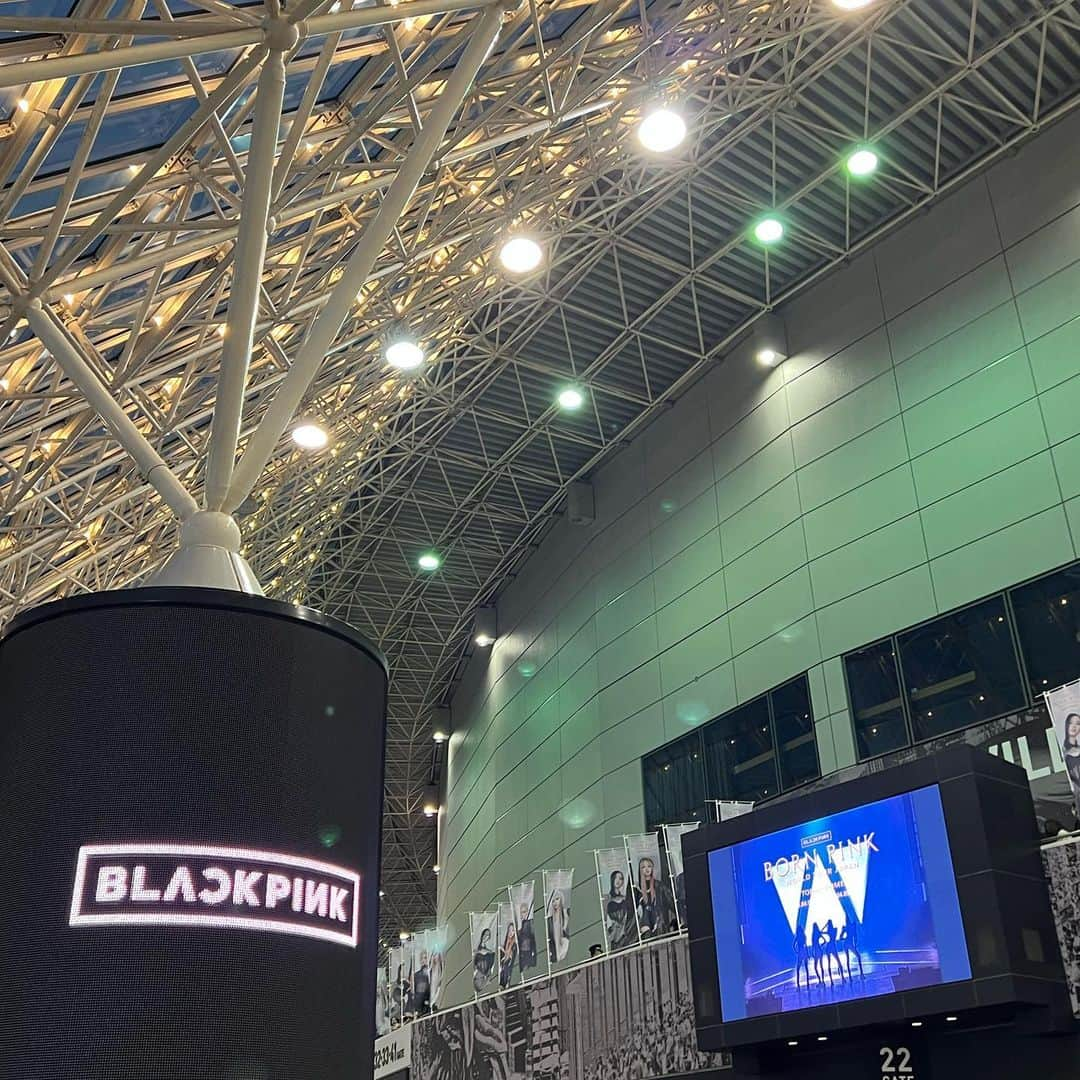 chii.raruさんのインスタグラム写真 - (chii.raruInstagram)「＊ まゆさんと @m_x25x  BLACKPINK @blackpinkofficial のライブ🎤 3年前GDA以来のライブに行ってきました💓 あのコンサート特有の心臓がきゅんとしながら どくんどくんなる感じ。笑 (分かる人いますかw) 久しぶりに体験して凄く楽しかった🥹 ブルピンちゃんはとても可愛いすぎて 初めから終わりまでずっと可愛いしか言ってなかったと思う🥹！ ライブ終わりの🍺も幸せな時間でした🫶🏻 * *」4月22日 15時25分 - chii.raru