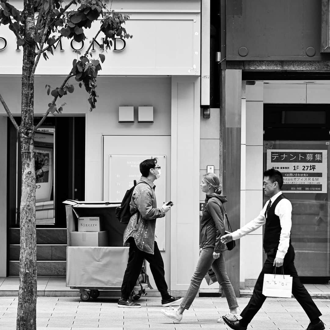 naotakeのインスタグラム：「#通りすがり - #passerby / Z6 + Z 24-120mm f/4 S & Lightroom, 20230423 . . 新宿駅のホームはすごい人。 . . #spicollective #streetphotographyinternational #royalsnappingartists #infamous_family #rsa_main #infinity_photo_cult #jp_gallery_member #jp_gallery_bnw #team_jp_モノクロ #ig_nihon #streetphotographybnw #igersjp #ig_streetclub #bnw_greatshots #bnw_artstyle #bnwsouls #wp_bnw #bnw_igers_ #pr0ject_bnw #igers_bnw #bnw_splendid #storyofthestreet #japancityblues #shadowspoetry #light_nikon #nikon #nikoncreators #写真好きな人とつながりたい」